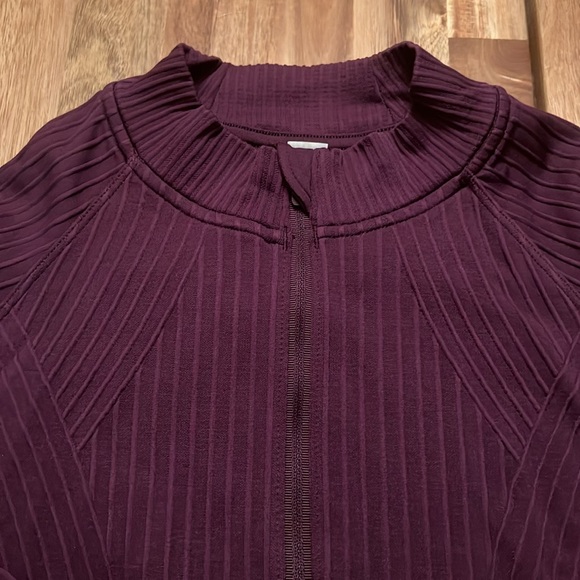 New with tag lululemon restless cropped half zip - Picture 3 of 3